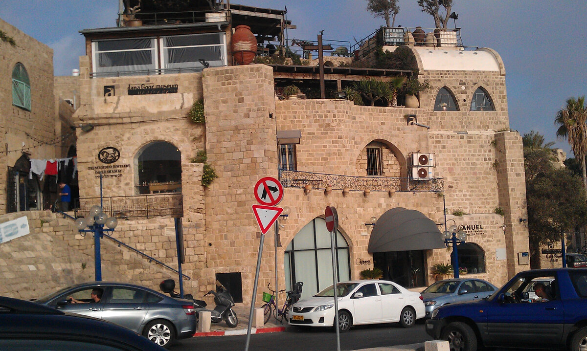 В этом здании расположились Музей Иланы Гур и ювелирные магазины.