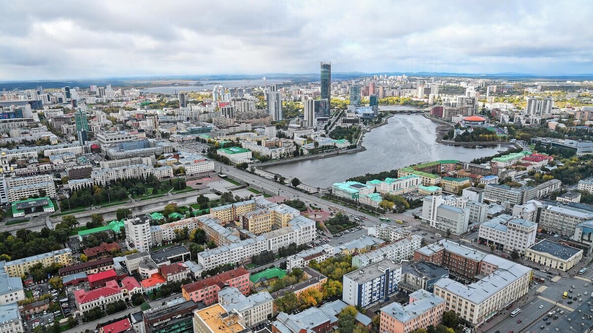    Вид на Екатеринбург со смотровой площадки небоскрёба "Высоцкий"© РИА Новости / Владимир Астапкович