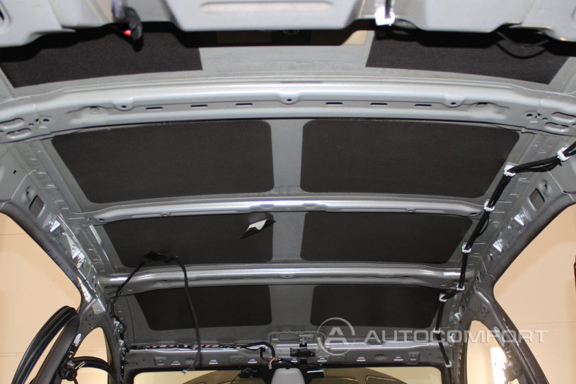 Штатный виброизолятор на потолке Лада Веста