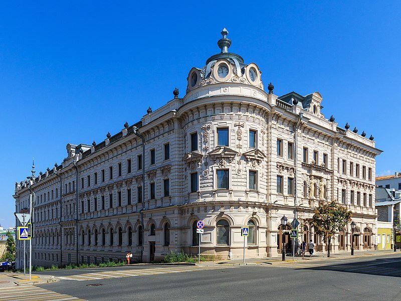 Александровский пассаж на Кремлёвской улице в Казани, построен в 1880-1883 годах по проекту студентов Академии художеств Владимира Суслова и Николая Поздеева.