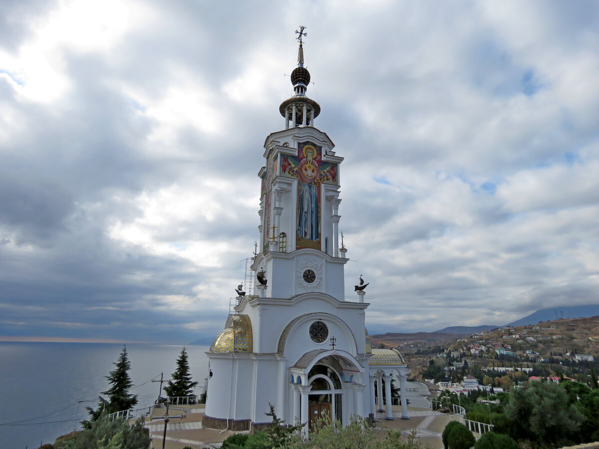 Просторный кемпинг и пляж в Крыму, находится за Малореченским селом в 25 километ