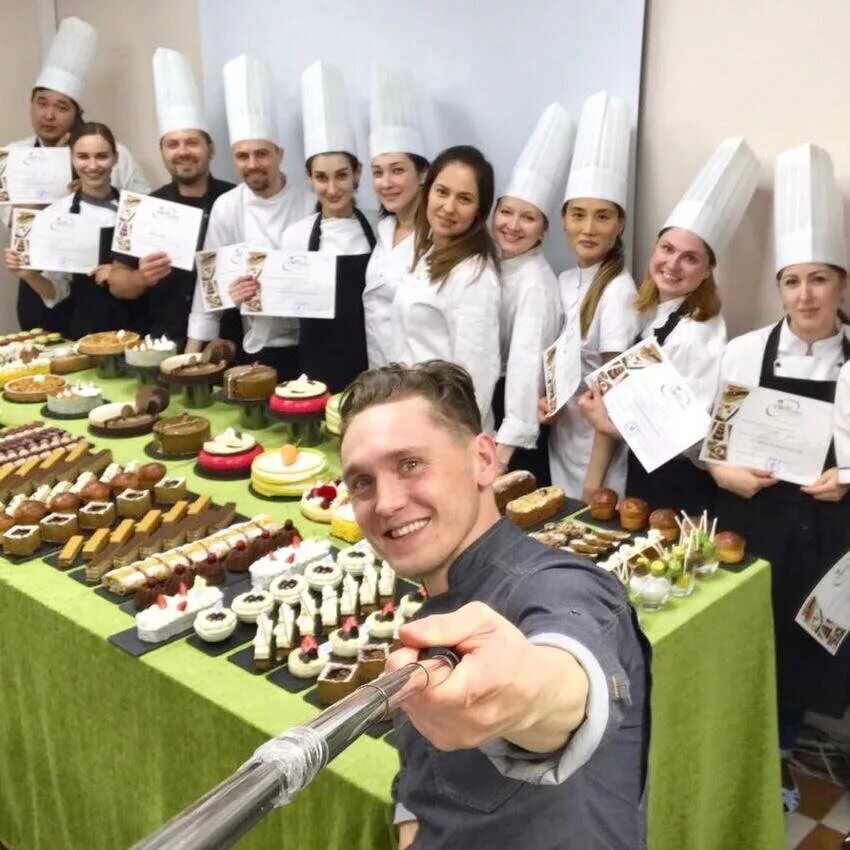 Le meurice patisserie. Самый крутой кондитер. Кондитер шоколатье. Шеф кондитер доктор живаго. Кондитер в ресторан москва.
