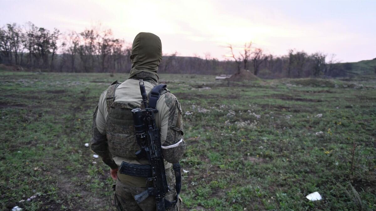    Боец Народной милиции ЛНР в районе села Спорное в ДНР© РИА Новости / Виктор Антонюк