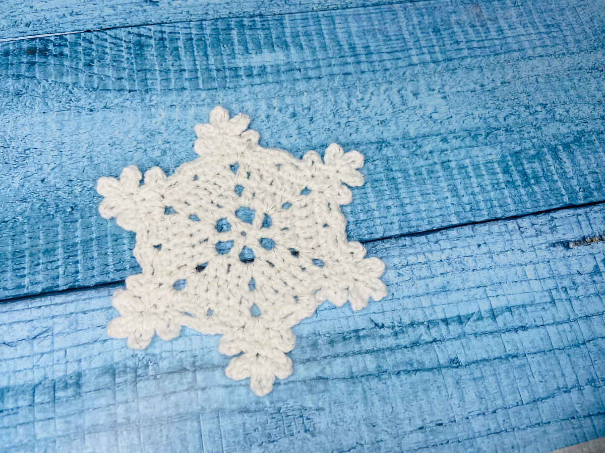 Простейшие снежинки крючком ❄ HOW TO CROCHET A SNOWFLAKE / Вязание крючком