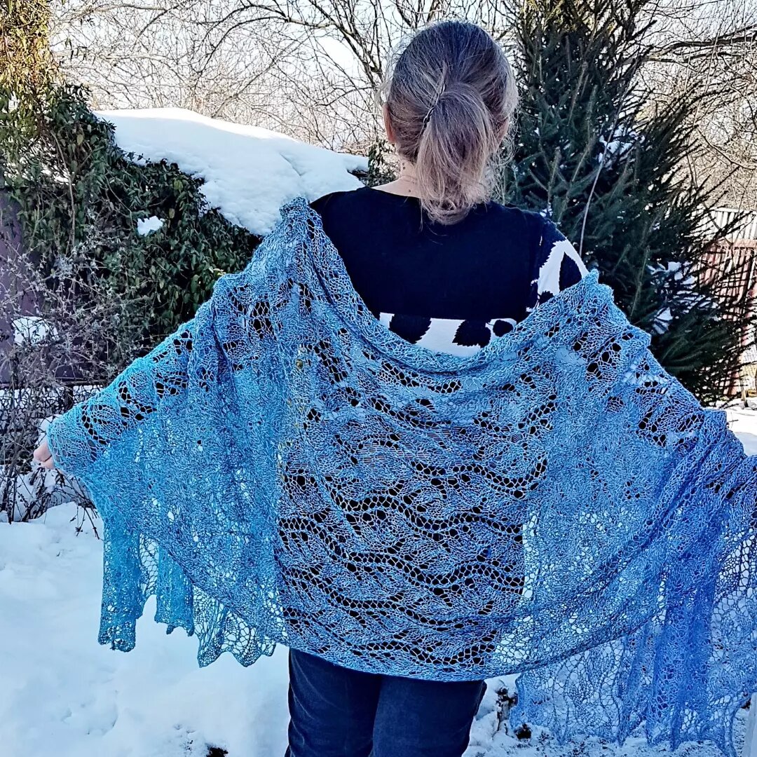 Палантин на фоне меня и снега