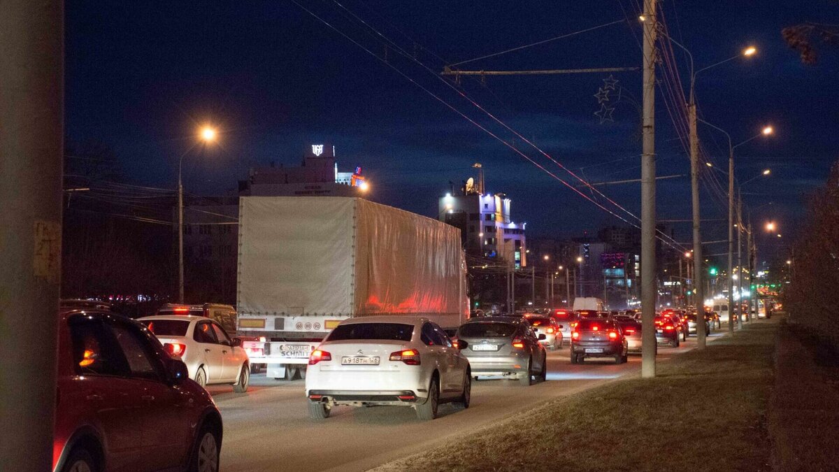     Нижегородцы вновь пожаловались на пробки на перекрестке улиц Родионова и Бринского. Ситуацию прокомментировали в городской мэрии.