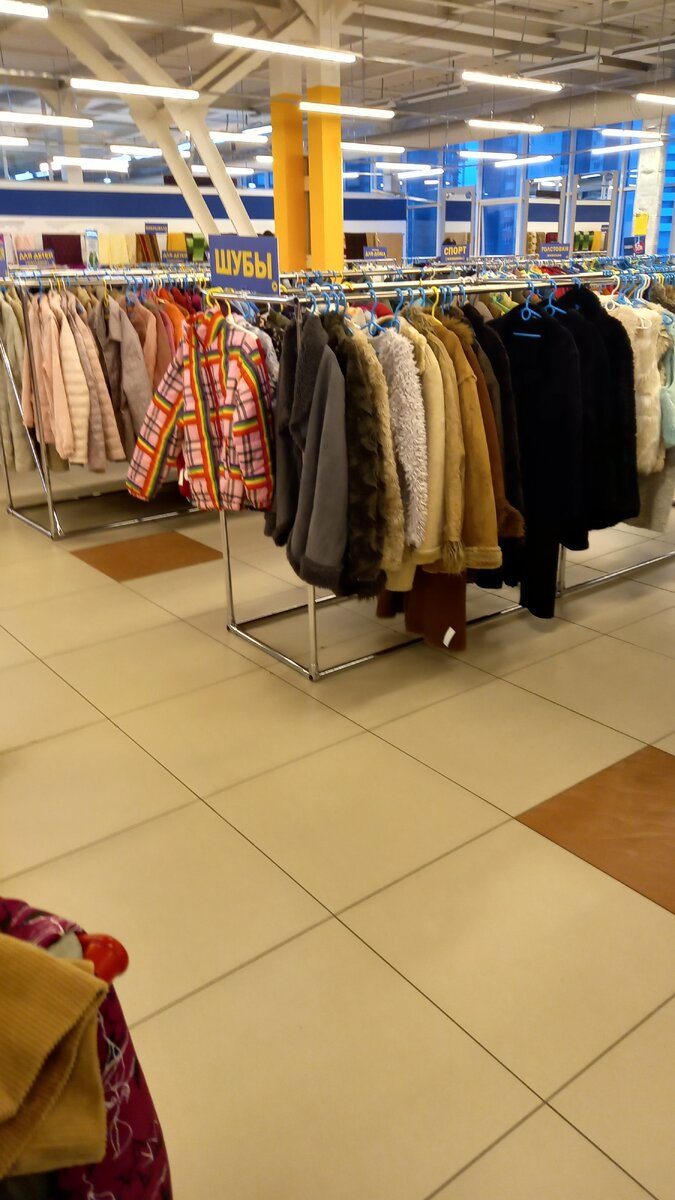 шуб было мало, в основном пальто и куртки