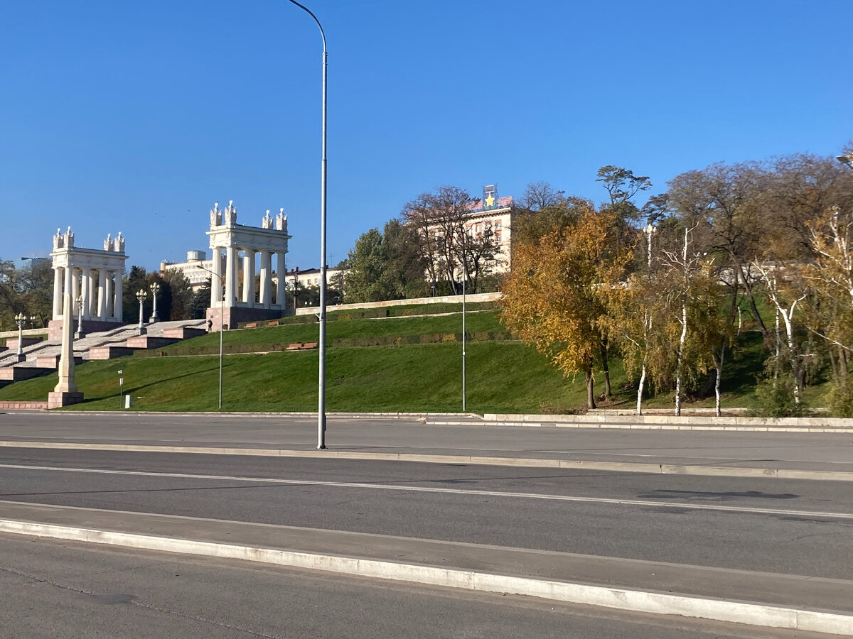 Это наша набережная с всем известными ротондами.