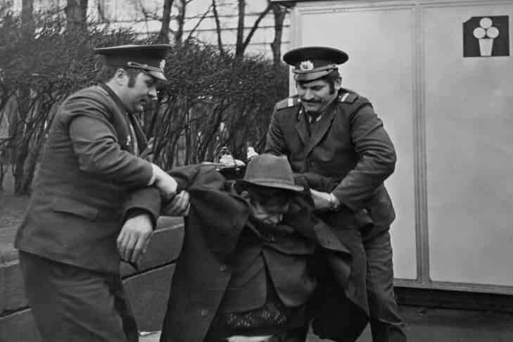 Фото с сайта back-in-ussr.com и кадры из фильма "А по утру они проснулись"