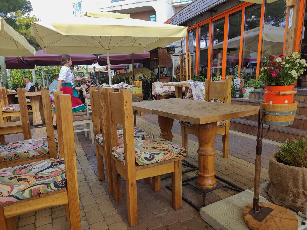 На летней веранде ресторана.