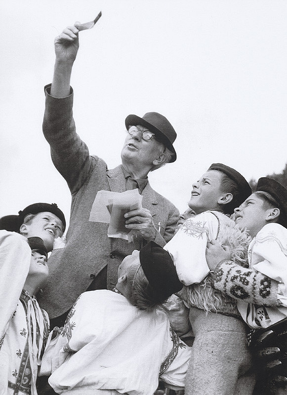 1961 год. Карел Плицка среди словацких детишек. Фотограф - его племянница Эстер