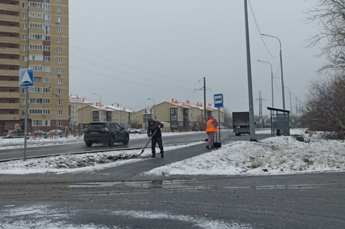    В Тюмени 14 ноября устраняют последствия снегопада