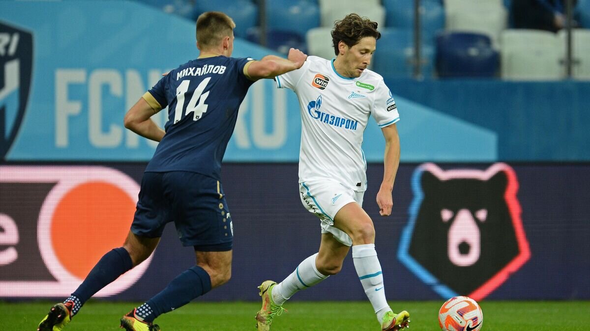     Игрок "Пари НН" Ярослав Михайлов и игрок "Зенита" Далер Кузяев (справа)© РИА Новости / Григорий Соколов