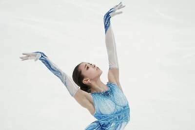    Камила Валиева выступает с короткой программой в женском одиночном катании на II этапе Кубка России - Ростелеком по фигурному катанию в Москве. ©Александр Вильф РИА Новости