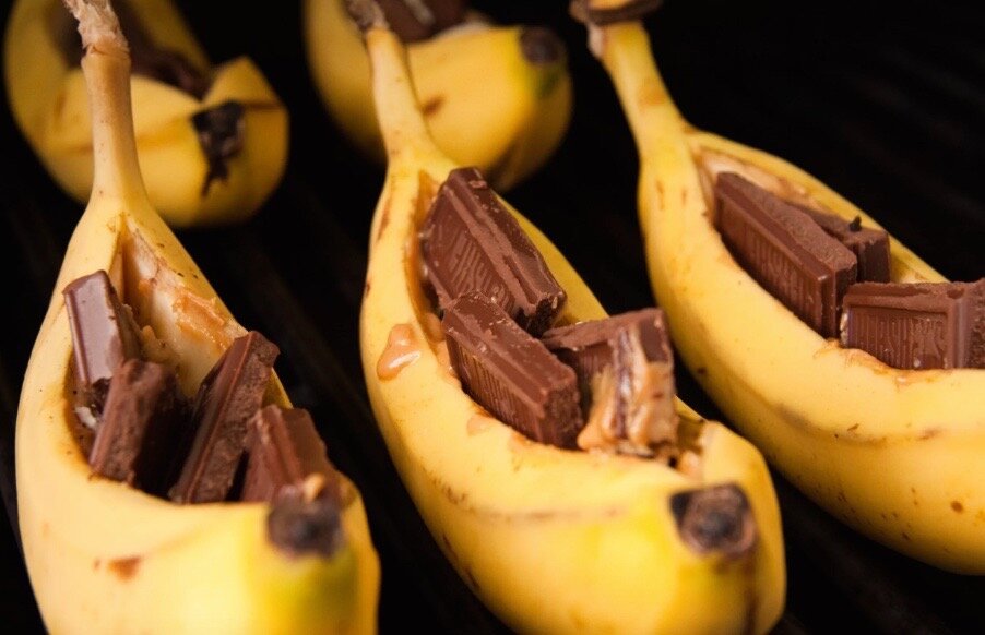 Бананы фаршированные шоколадом.