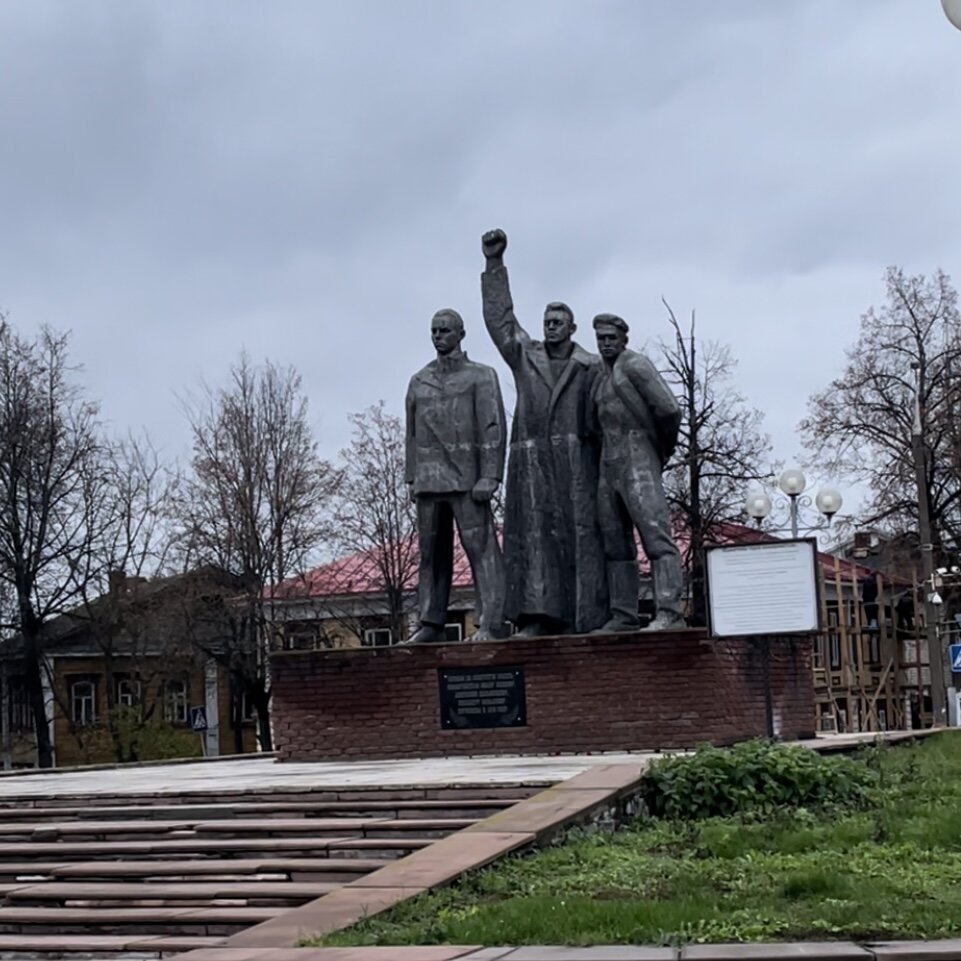 Памятники коммунистам. Статуя коммунизма. Три коммуниста семенов. Памятники коммунистам. Памятник жертвам коммунизма вашингтон.