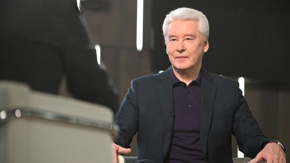    Мэр Москвы Сергей Собянин во время интервью генеральному директору медиагруппы "Россия сегодня" Дмитрию Киселеву в Международном мультимедийном пресс-центре "Россия сегодня" в Москве© РИА Новости / Сергей Гунеев