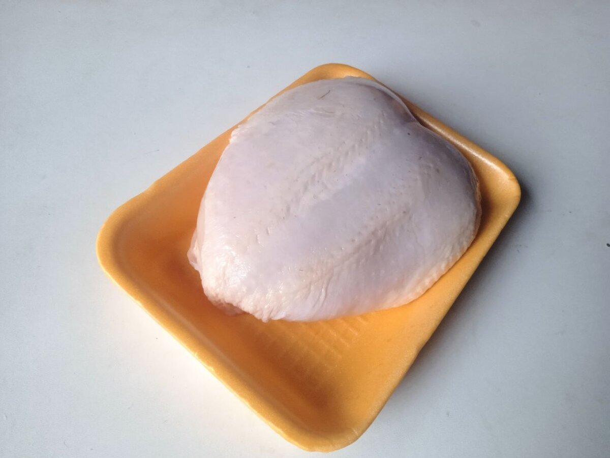 Грудка более популярна у приверженцев здорового образа жизни, но и голени заслуживают внимания 