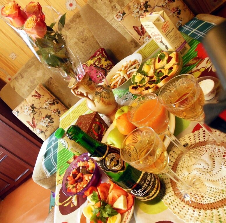 Домашний день рождения можно сделать не на 100 процентов зожным, но куда более безопасным для печени и всего организма, чем во второсортных кафешках