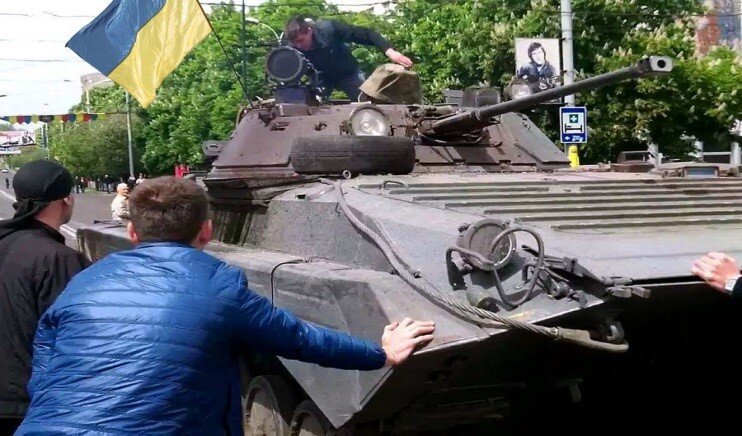 Вот так, голыми руками, мирные жители доставали националистов из танков. Один танк именно так получилось остановить. Остальные смогли проехать.