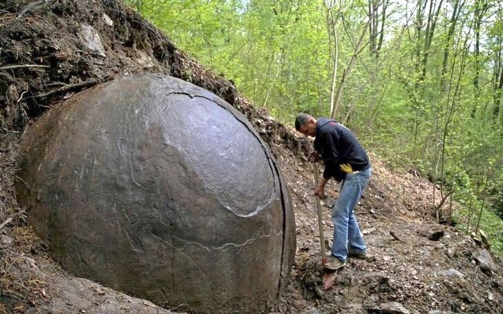 2) Загадочный валун