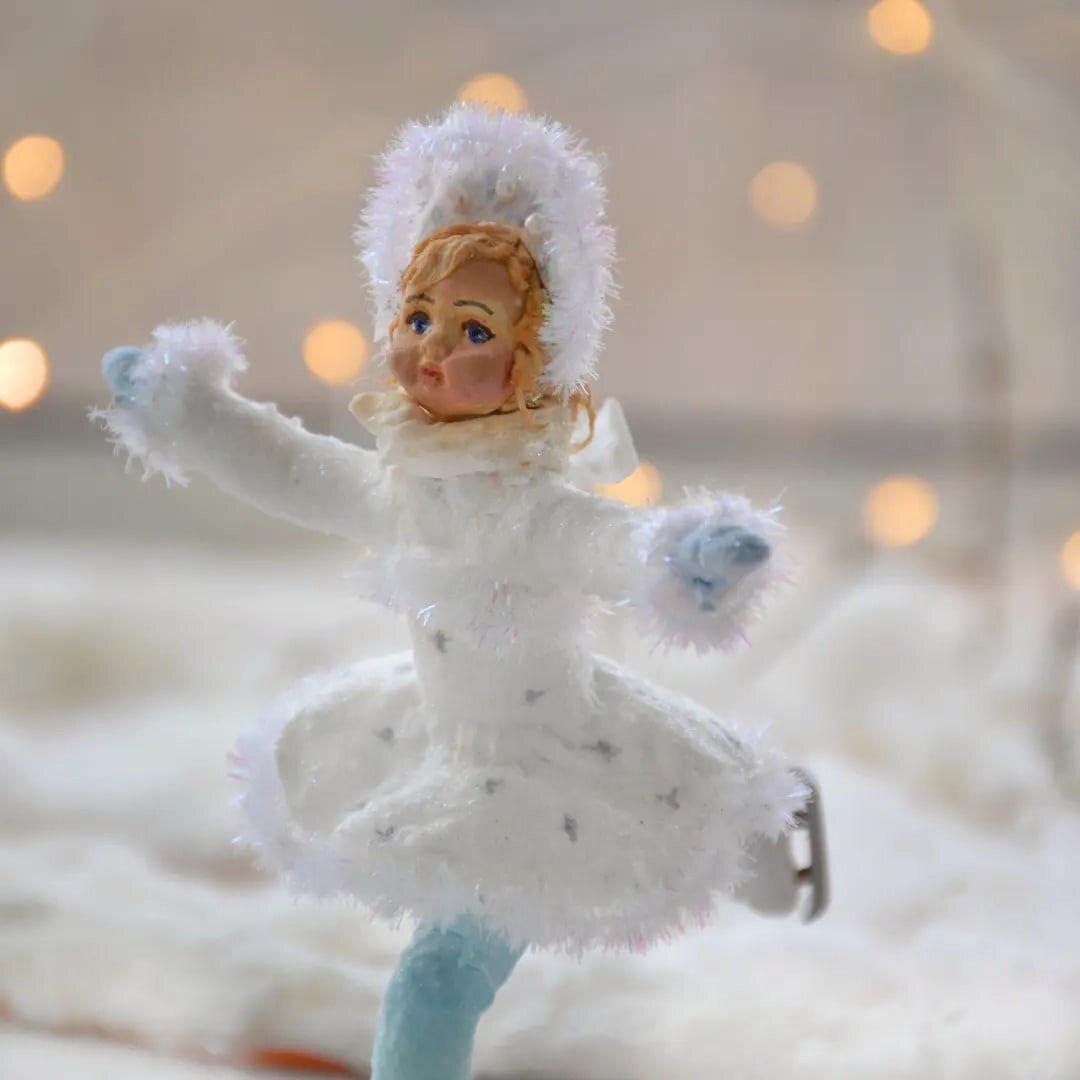 Instagram: @oliviya__kraft Во всех ракурсах в галерее (листайте вправо). 
Девочки танцуют снежинками в детских учреждениях уже лет пятьдесят и столько же мальчики прыгают зайчиками.