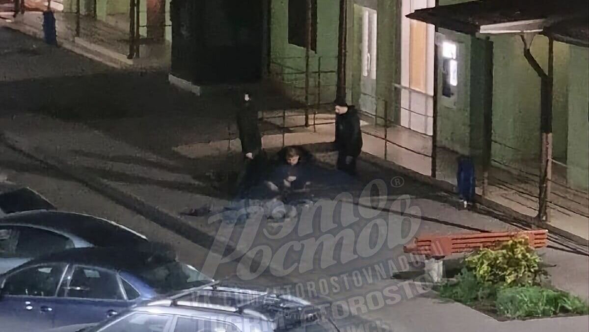     В Батайске из окна дома на улице Крупской выпал мужчина вечером 23 ноября, сообщили очевидцы в соцсети «ВКонтакте».