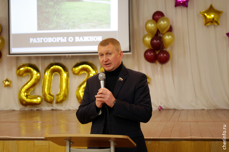    В школе № 17 депутат провел для старшеклассников урок "Разговоры о важном". Занятие началось с исполнения гимна России.