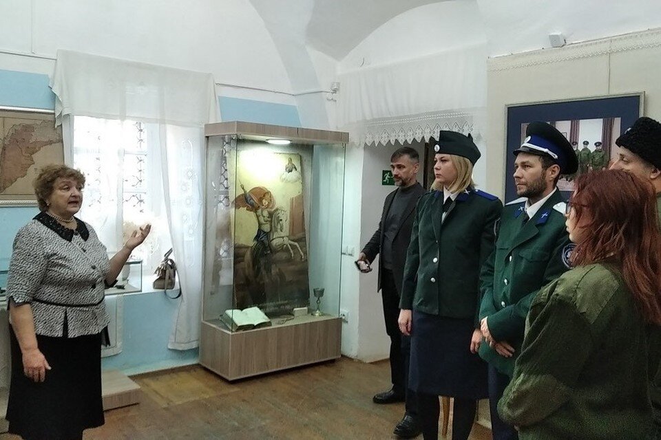     Есть в экспозиции и фрагменты боевой оснастки современной армии. Фото: orenburzhie.ru