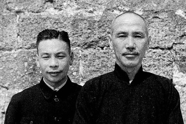 Цзян Цзинго и Чан Кайши (справа). Фото в свободном доступе. 