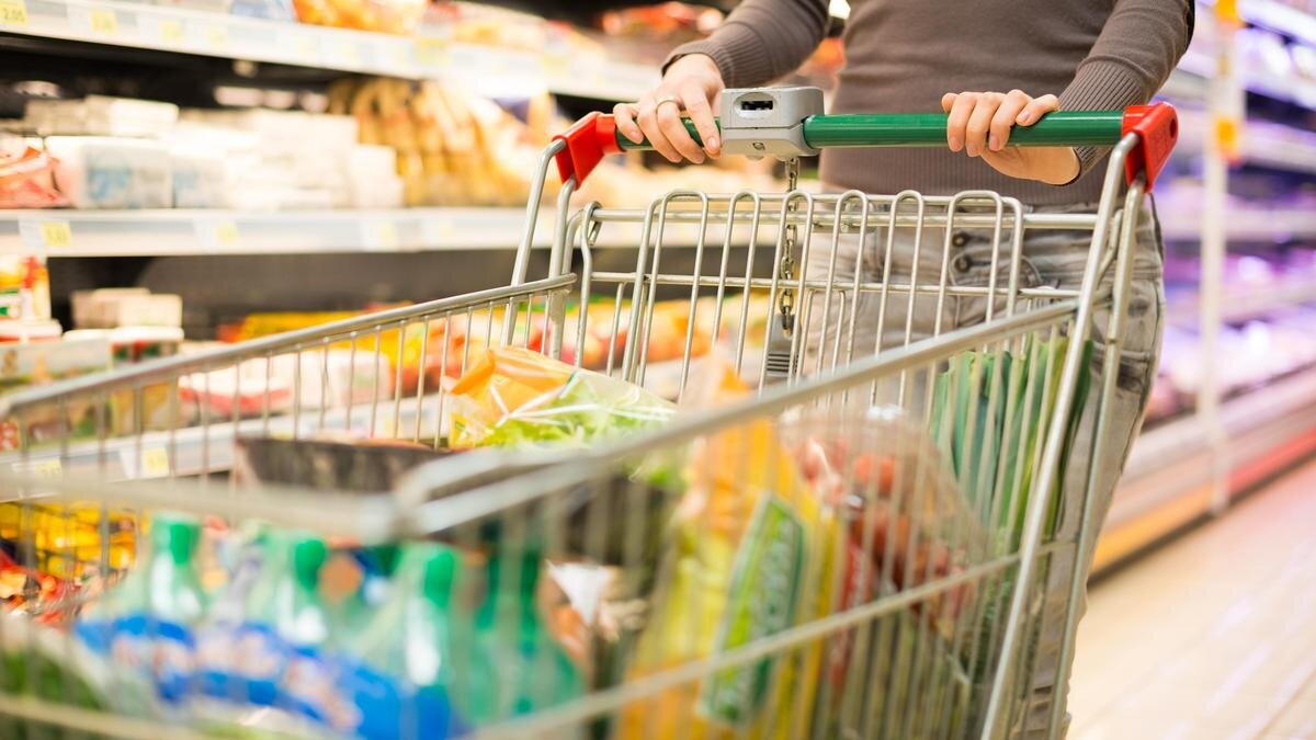    Женщина покупает продукты в супермаркете:Minerva Studio/Getty Images