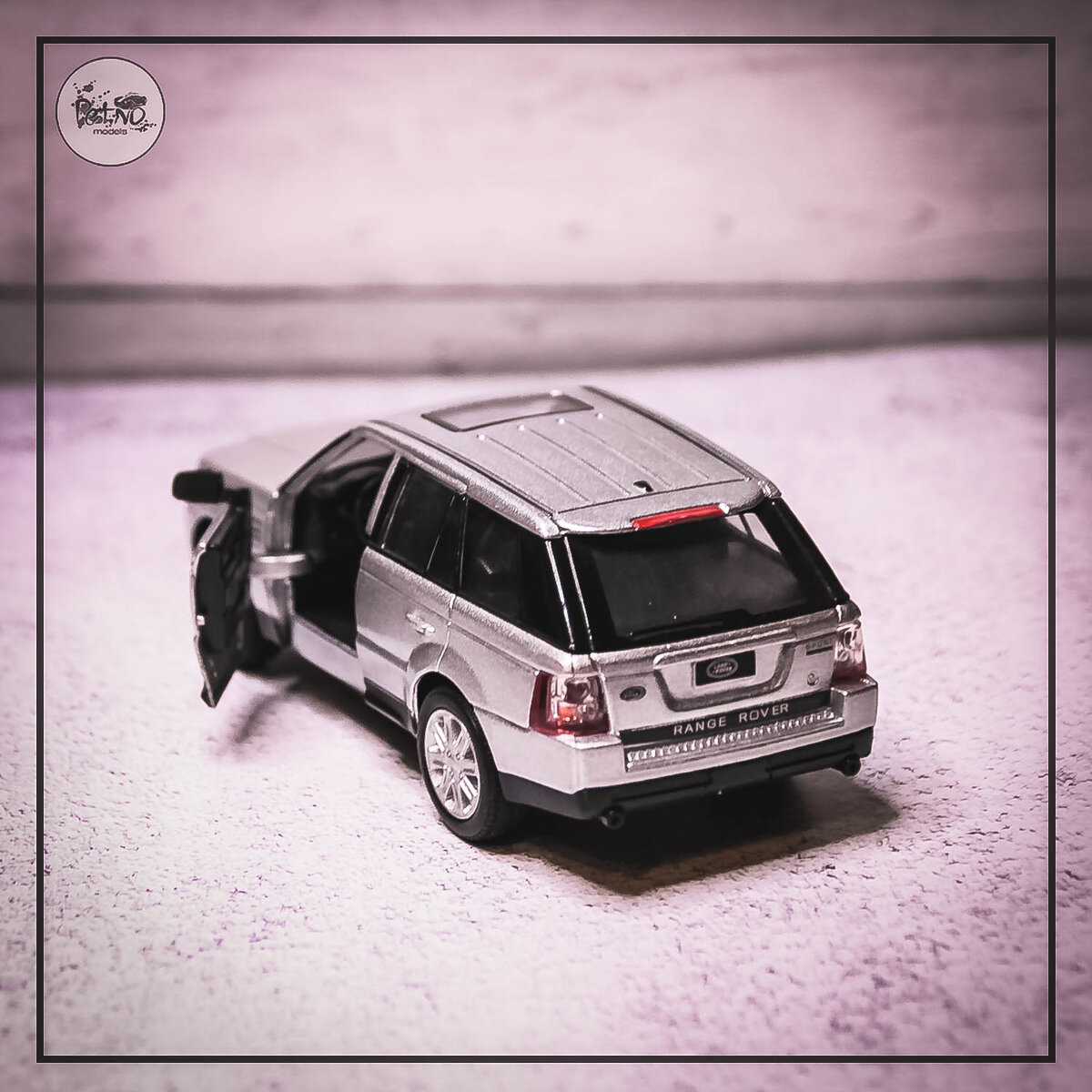  Land Rover Range Rover Sport — среднеразмерный кроссовер сегмента «люкс», созданный на платформе автомобиля Land Rover Discovery 3
