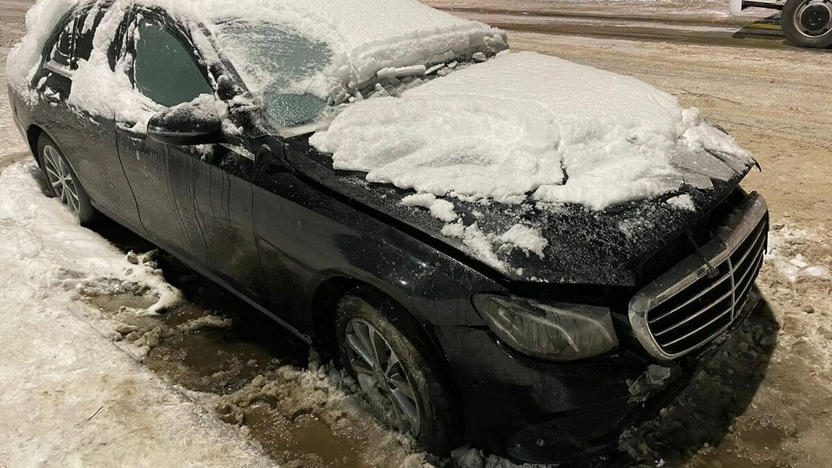     В Набережных Челнах сегодня ночью подожгли автомобиль Mercedes-Benz, оставленный у дома 18/10, напротив торгового центра Sunrise City. Предположительно, он был брошенным.