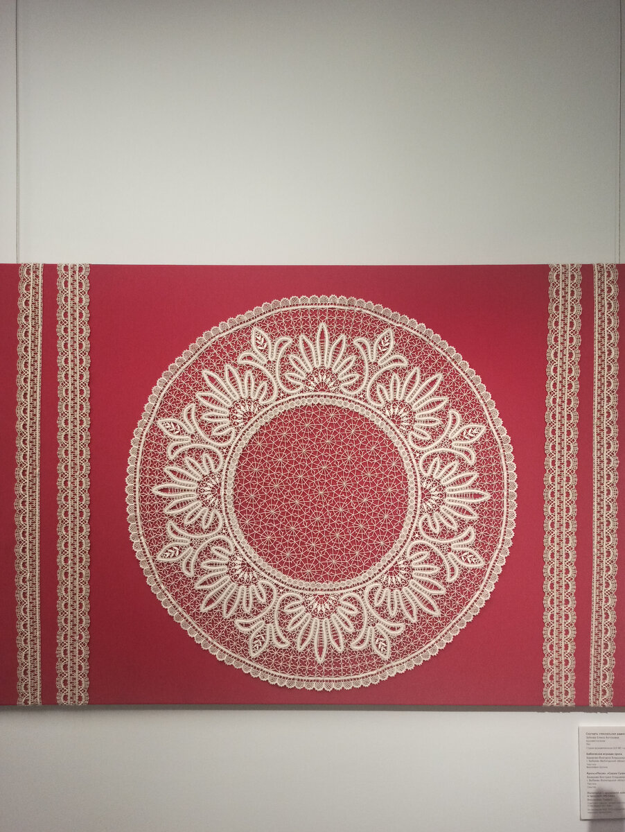 Вот такая тонкая работа. Да и красивая. Только в музее и показывать. Жалко на стол такое класть.