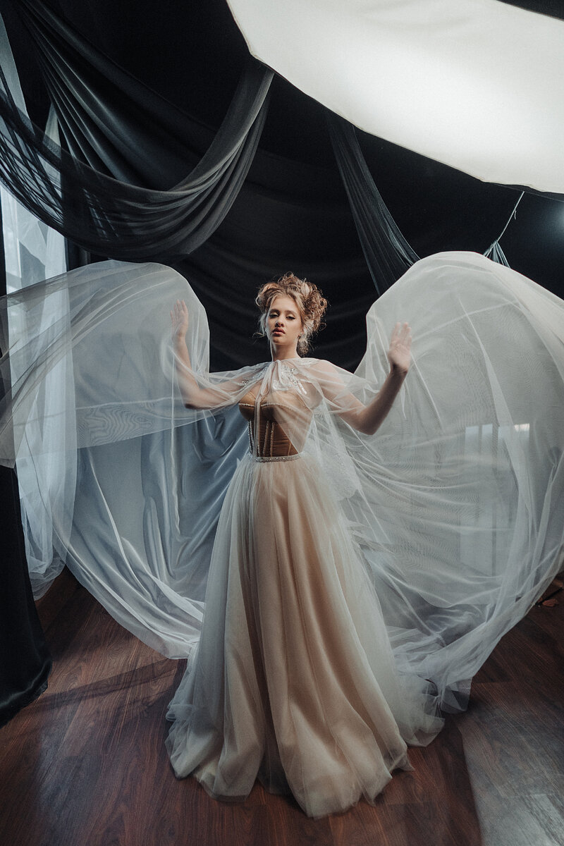 Свадебный образ с накидкой, которую украшает спереди и сзади аппликация пэчворк. Корсет с отрезной чашечкой, богато вышитый горным хрусталём.