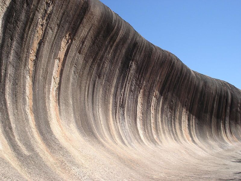 Каменная волна. Автор фото: Seksan Phonsuwan.  Creative Commons Attribution 3.0 Unported license. Источник: https://commons.wikimedia.org/wiki/File:Wave_Rock_-_panoramio.jpg