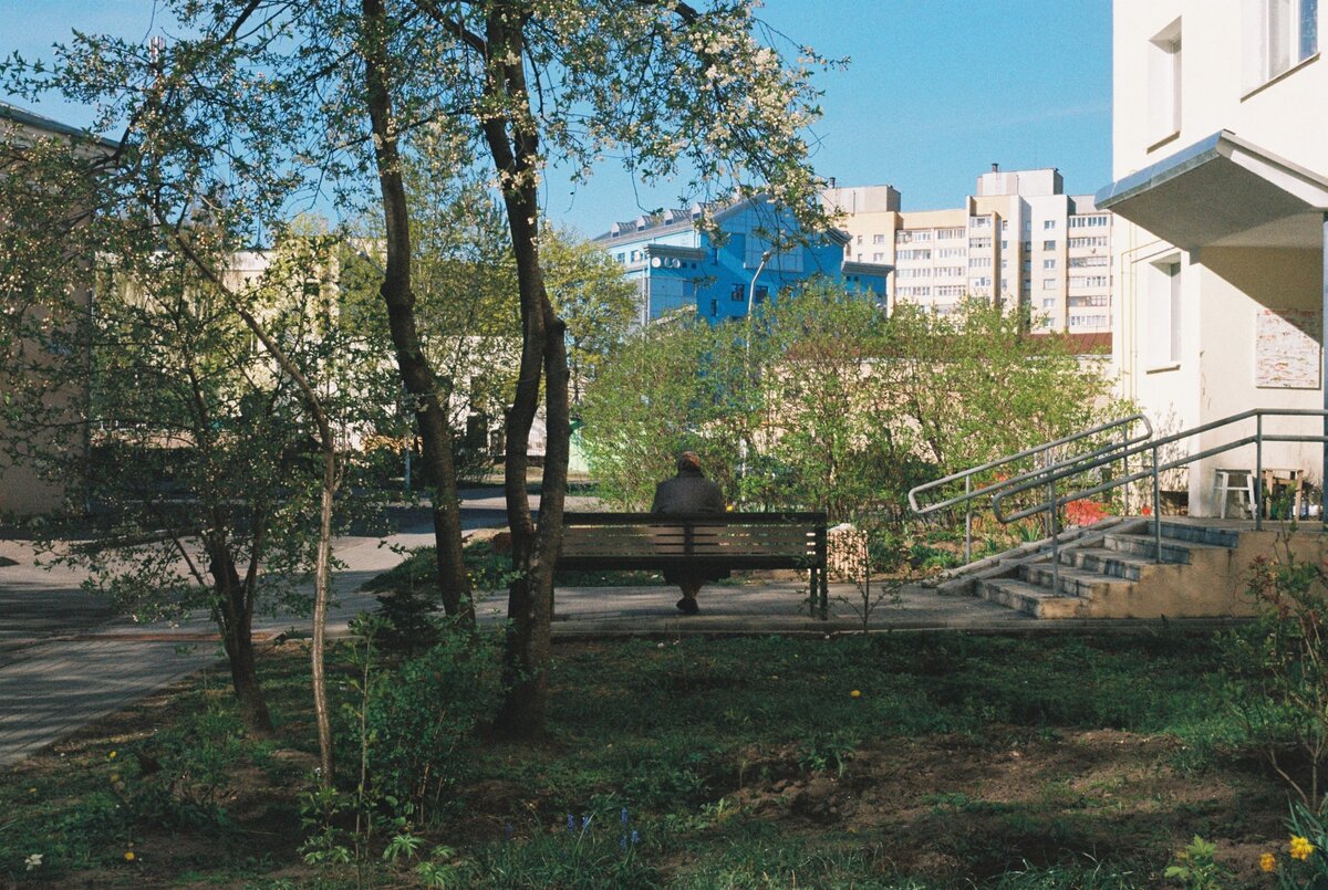 Типичный подъезд и бабушка на лавочке