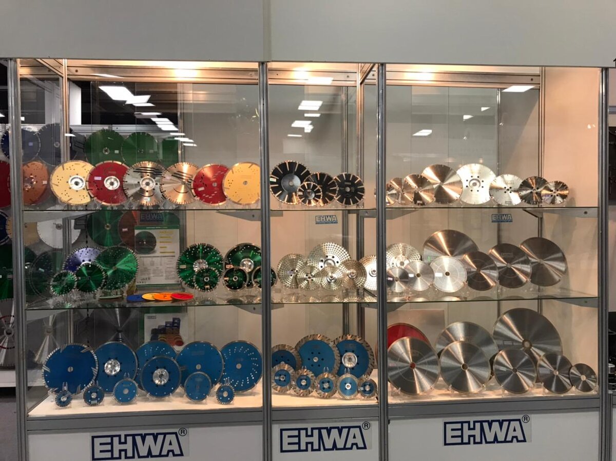 
В итоге в выставке приняли участие 164 компании и даже этого оказалось достаточно для для того, чтобы мероприятие стало интересным и значимым событием в сфере камнеобработки. Дирекция сообщила нам, что на сайте выставки оставили свои анкеты примерно 8000 гостей, а действительно зашло в павильон около 3200 человек. 
