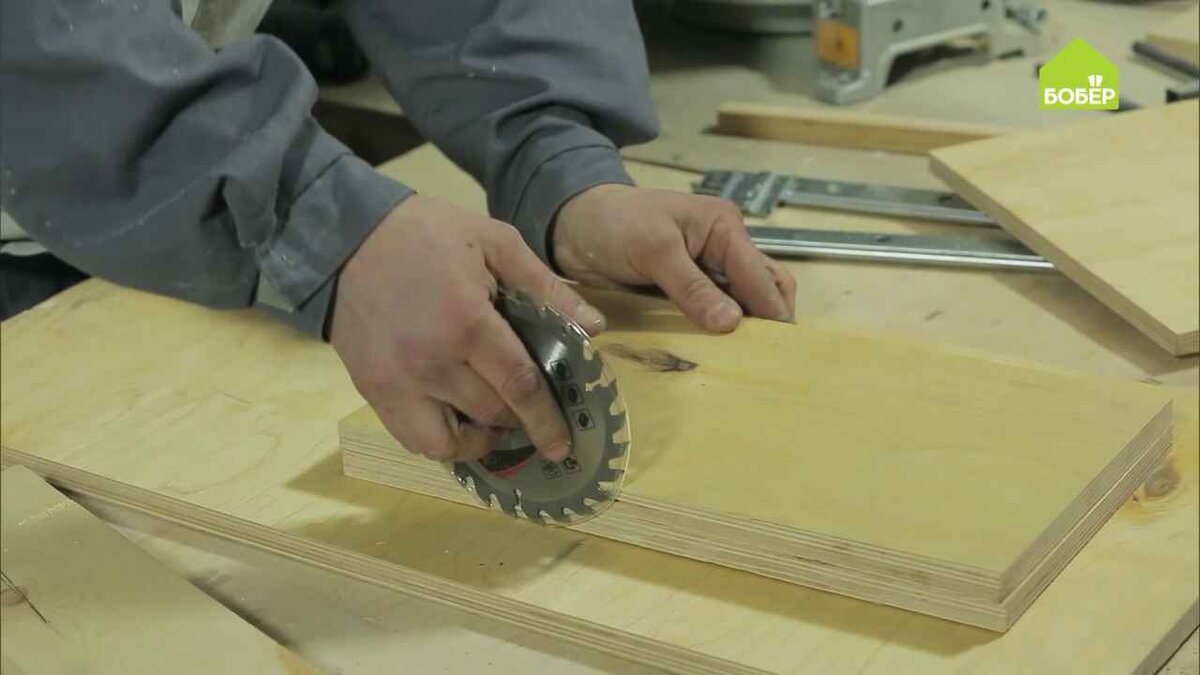 Высота подвижной конструкции задаётся с учётом размеров распилочного диска.