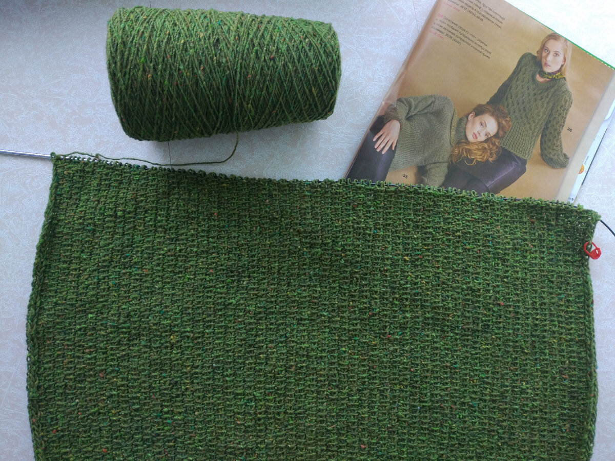 Вяжется небыстро. Участок от красного маркера вязала 40 минут. Хотя спицы не самые мелкие, 3.5.