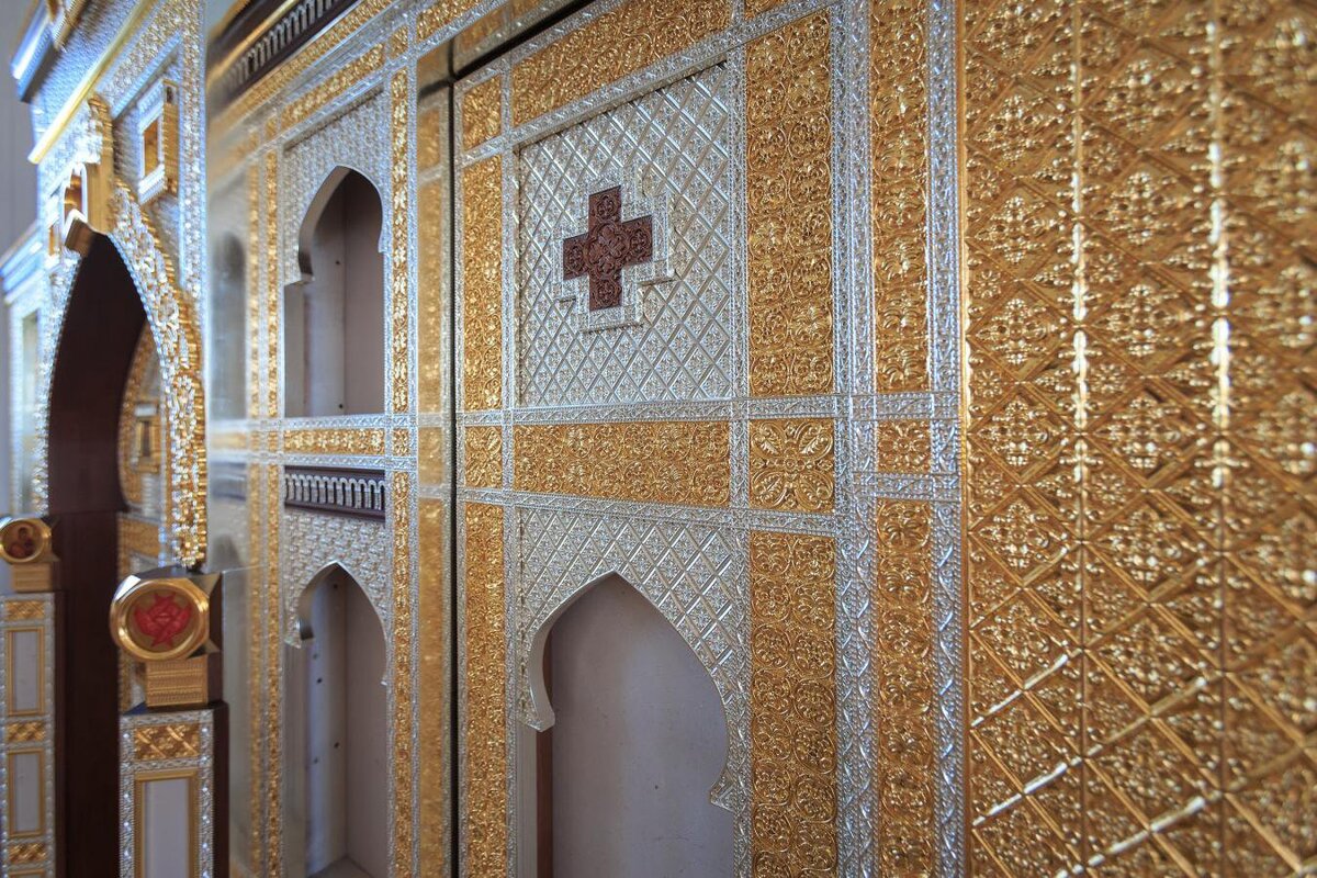 Резьба по дереву на иконостасе