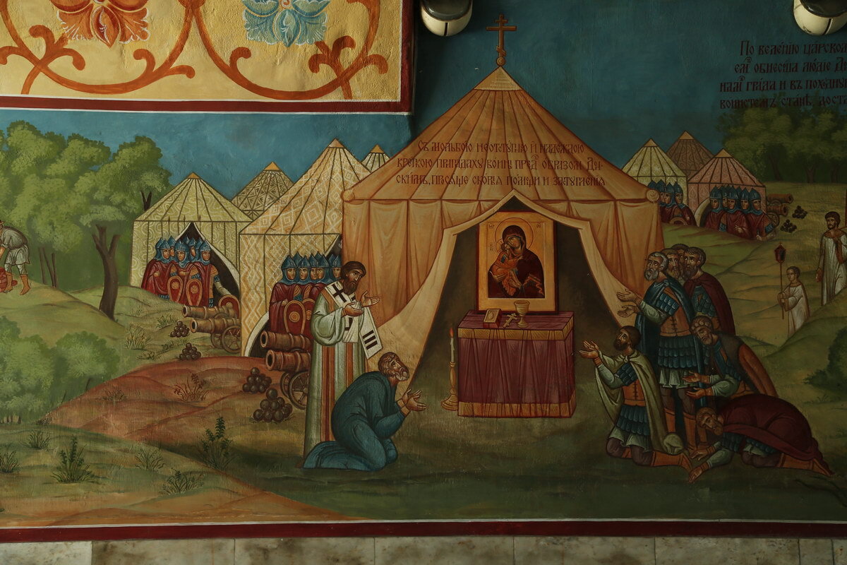 Фреска на входе.