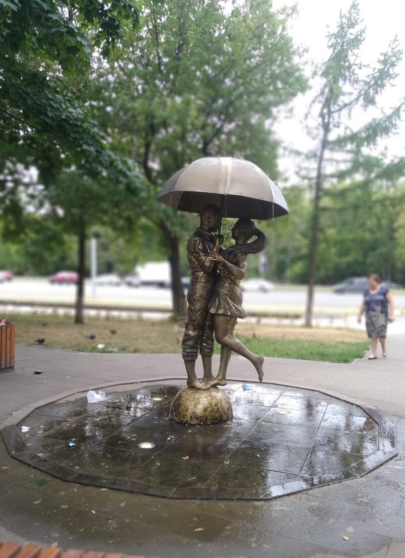 В сквере на Симоновском Валу, напротив дома № 9,  расположен такой романтический фонтан в виде скульптуры влюбленной пары под зонтом.