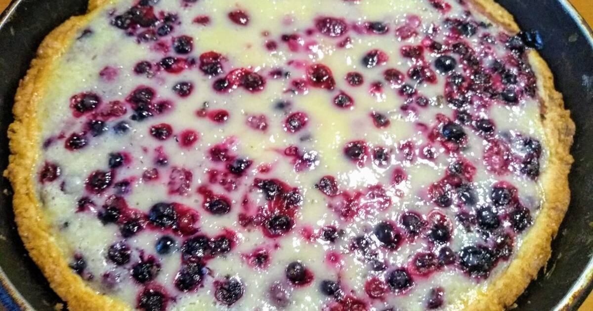 Песочный пирог с черникой. Песочный пирог со сметаной в духовке рецепт. Заливной пирог со смородиной. Песочный пирог со сметаной в духовке рецепт. Песочный пирог с вишней и сметанной заливкой.