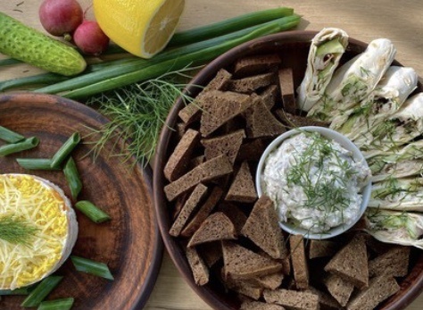 Ингредиенты

паштет
скумбрия г\к - 1 шт.
сливочный сыр - 60 гр.
йогурт - 100 гр.
сливочный хрен - 20 гр.
рулет
скумбрия г\к - 1 шт.
тонкий лаваш - 1 шт.
сливочный сыр - 60 гр.
свежий огурец - 2 шт.
сливочный хрен - 20 гр.
салат мимоза
скумбрия г\к - 1 шт.
яйца вареные - 4 шт.
вареный картофель - 2 шт.
вареная морковь -1 шт.
твердый сыр - 50 гр.
майонез - 100 гр.
зеленый лек для украшения