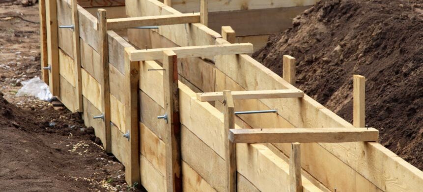 Деревянная опалубка убо 530. Съемная опалубка для фундамента. Схема установки опалубки ленточного фундамента. Опалубка для ленточного фундамента под деревянный дом. Опалубка для ростверка.
