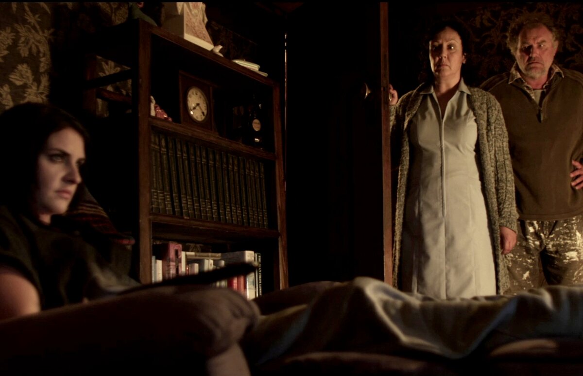 В фильме присутствует много черного юмора, шуток и комичных ситуаций. 