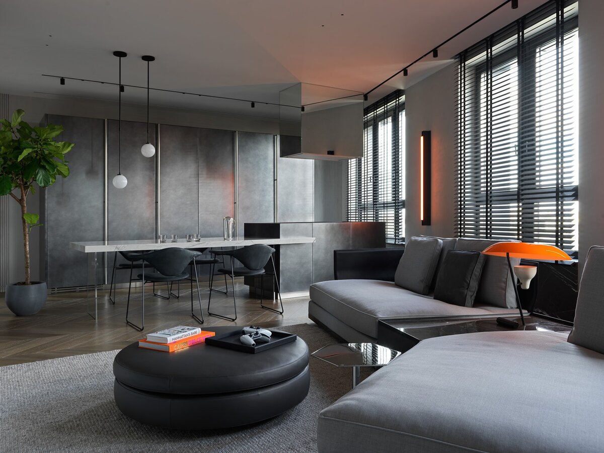 Фото: Сергей КрасюкВид из гостиной на кухню. Диван, пуф, и приставной столик Minotti, бра Pelle, настольная лампа Astep.