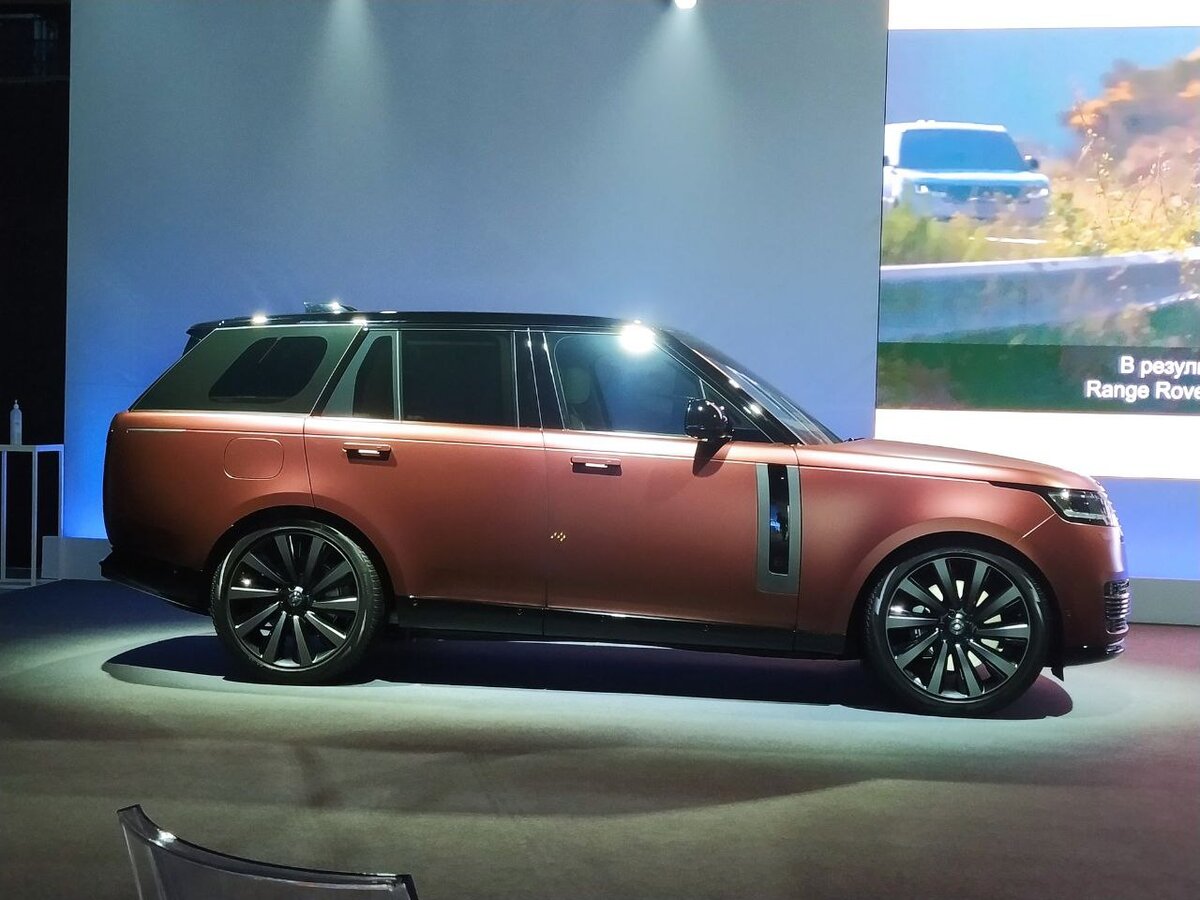 Амбиции серьезные, учитывая, что с тех пор Range Rover давно перестал скучать в одиночестве в этой нише. К нему присоединились BMW и Volkswagen в лице теперь уже дочерних  Rolls-Royce Cullinan и Bentley Bentayga.  Правда, они пока еще подороже будут…