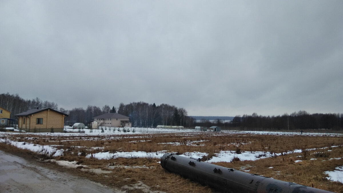 в пасмурный день весной выбираем себе участок. остановились на этом, за трубой. в далеке двухэтажный дом - это уже сама турбаза, где мы и работаем с супругой
